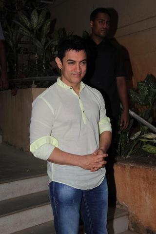 Aamir Khan in Remake of Tamil film Abhiyum Naanum 